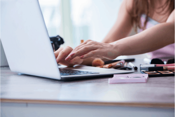 Balance Motherhood and Blogging